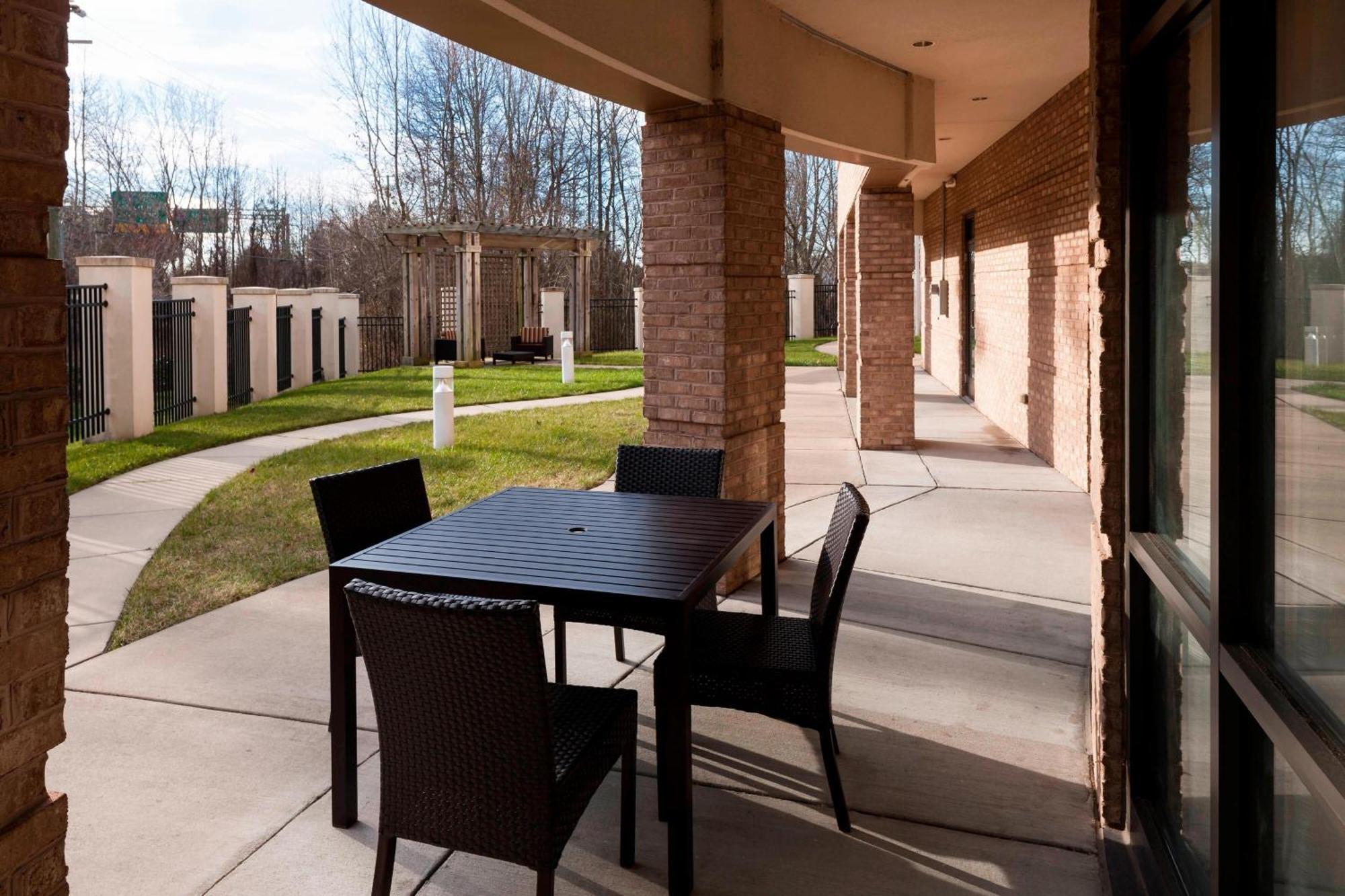 Courtyard Suffolk Chesapeake Hotel Exterior photo